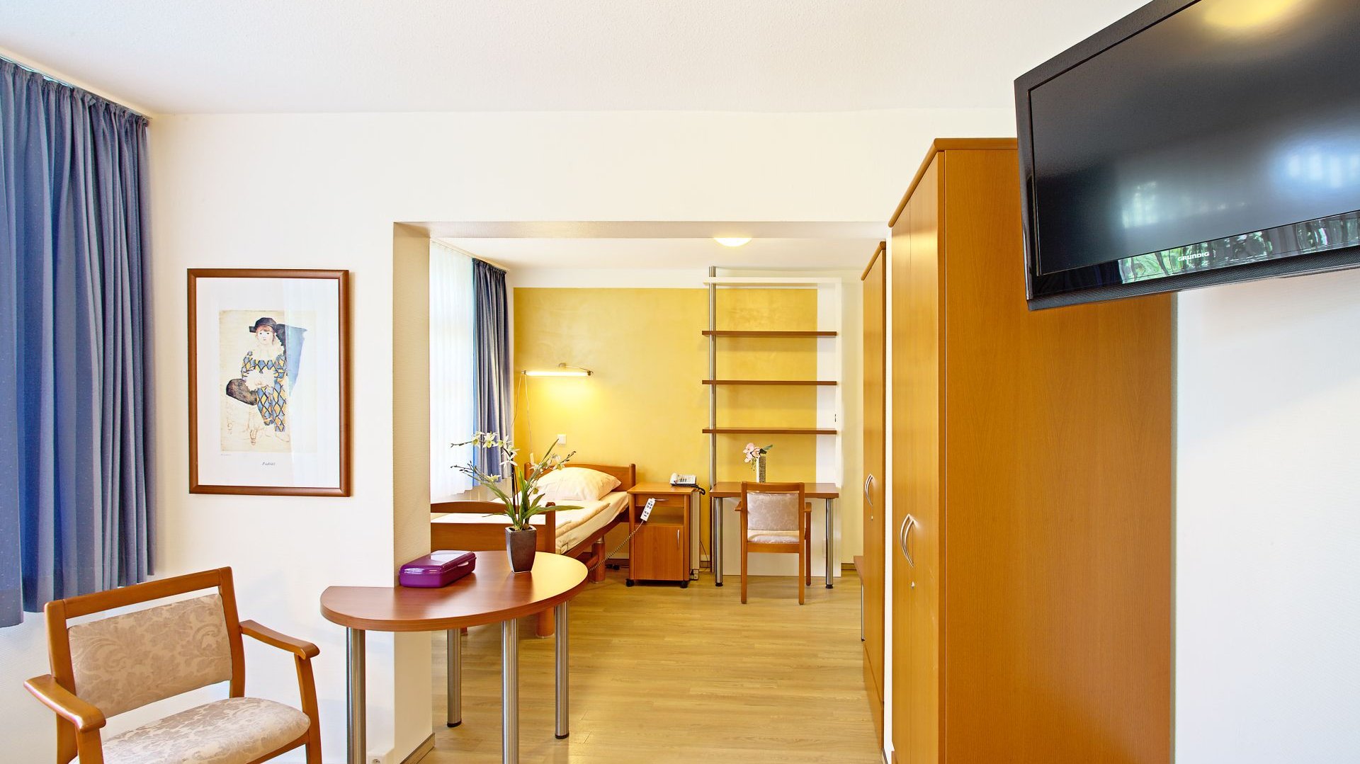 Krankenhauszimmer mit Wohlfühlambiente in der Artemed Fachklinik Bad Oeynhausen 