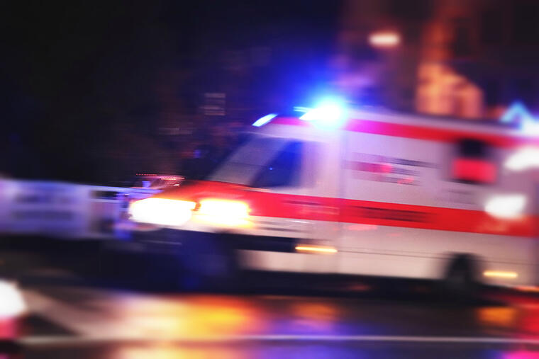 Krankenwagen während Einsatzfahrt
